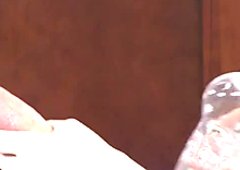 Zarif genç, otuzbir çekme büyük ve bu yarrak üzerinde yoğunlaştı