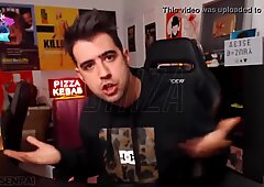 Tres perros se pelean por un pedazo de queso