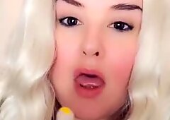BBW (Όμοση Τροπανή ΓΥΑΝΑΚΑ) Η GIANTESS GODDESS παγιδεύει τον μικρό άνθρωπο της Ααπάτ και τρώει το τσούλα και τον!