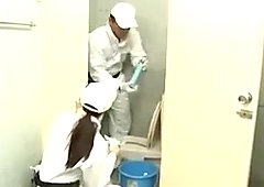 Japonesas esposa foda colega de trabalho no trabalho de zeladoria.