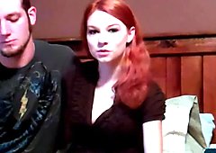 Ung swinger par prøver å svinge med andre par