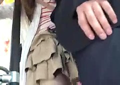 Söt tjej ta buss