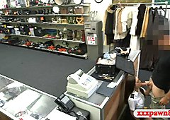 Rehinci açıyor ve rehinli tuvalette vidalanmış