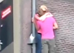 Chemise rose camarade ramonée sa chérie dans le wazoo à droite dans la rue