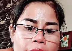 آسيوي أم يحصل على هيجانه وخلع الملابس