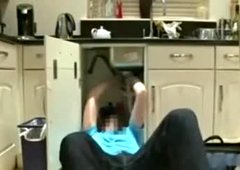Jouer à des jeux méchants avec un plombier dans la cuisine sur caméra web cachée