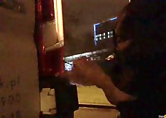 Bisikletteki adamın beni gördüğünü düşünüyorum otuzbir çekme in halka açık yerler