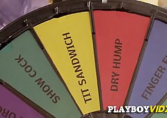 زوجة يلعبان متعة لا أخلاقي بطاقات في اجتماع لطيف، هيجانه زوجه تمتص آخر زوجة قضيب.