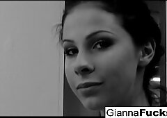 Μια διαφύλιση δίπλα στην πισίνα τριών τρόπων με μεγάλη βυζιά gianna