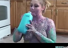 Το BBW (όμοισμα ΤΡΟΦΑΝΤΕ ΓΥΑΝΑΚΑ) καλύπτει τον εαυτό της στην κρέμα