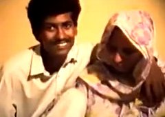 Pakistanais épouse reçoit ramonée avec amour par son conjoint.