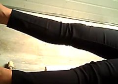 Chinois filles vont aux toilettes.18