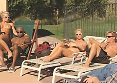 Sexy par bruner seg i kroppen før de har varme swinger orgie