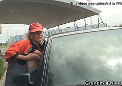 Onlar YOL KENARİNDAN ALMA BÜYÜKANNE VE DOĞU SOĞUK