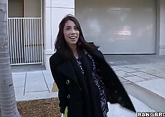 Teen amateur girl wants to get some money, sucking cock in the car