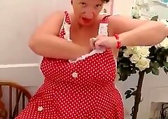 Η ΓΙΑΓΙΛΑ παίρνει το μαστό της για το ΑΓΟΓΙΑ